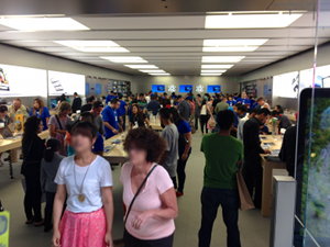 Apple Store, lots of customers