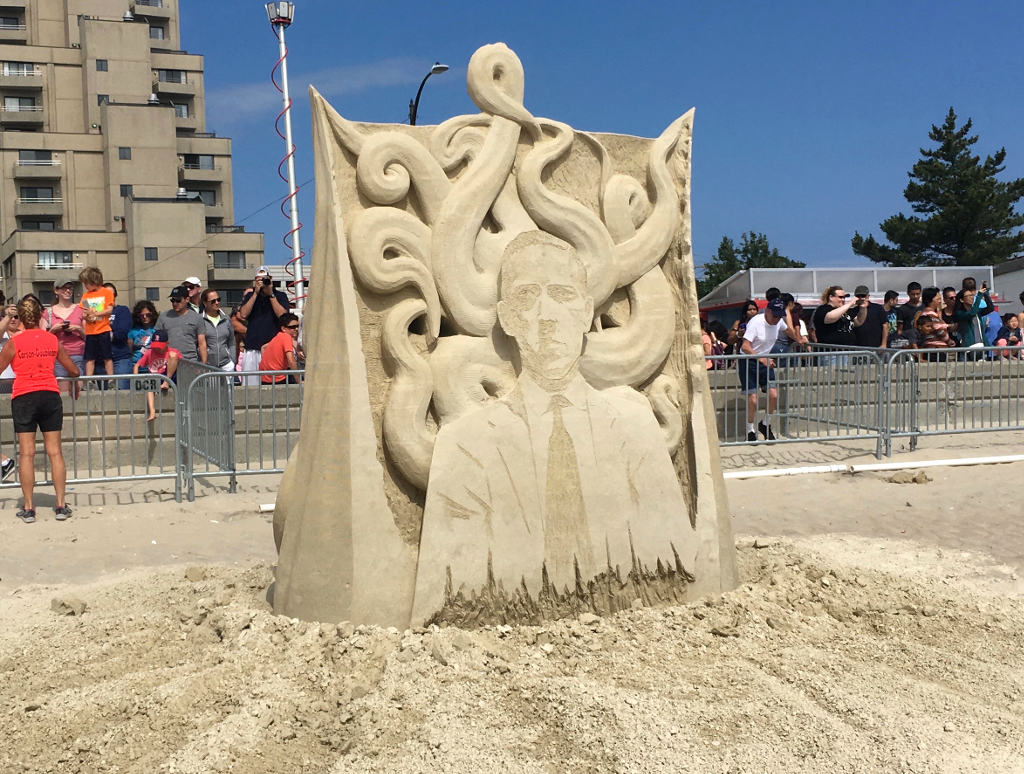 The reverse side, with a pretty impressive sand portrait of H.P. Lovecraft and yet more tentacles